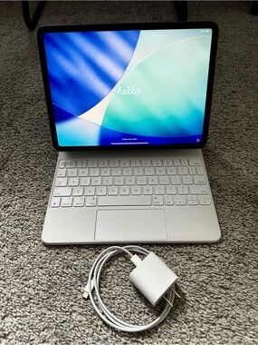 Apple iPad 11” Pro 3rd Gen w/Smart Keyboard Case 🍎